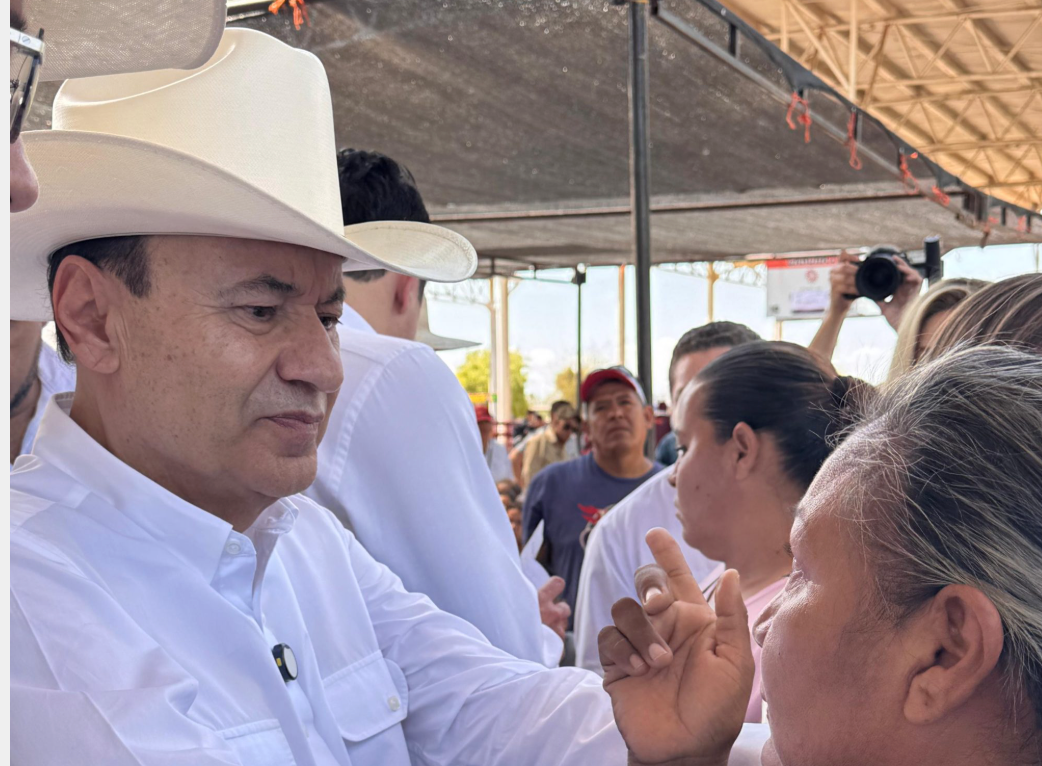 Alfonso Durazo entrega apoyos a familias vulnerables en Navojoa